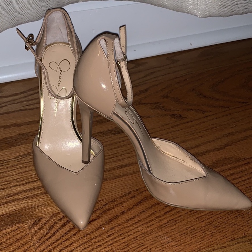 Jessica Simpson pumps